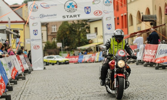 Motorkái z DC Moto Teamu zajiují bezpenost na cyklistických závodech v...