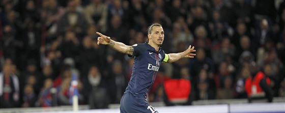 Zlatan Ibrahimovic bhem svého posledního utkání za Paris St. Germain slaví...