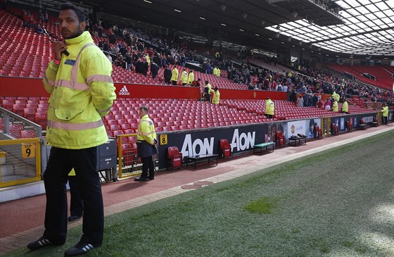 EVAKUACE Fanouci Manchesteru United ped zaátkem utkání s Bournemouth...