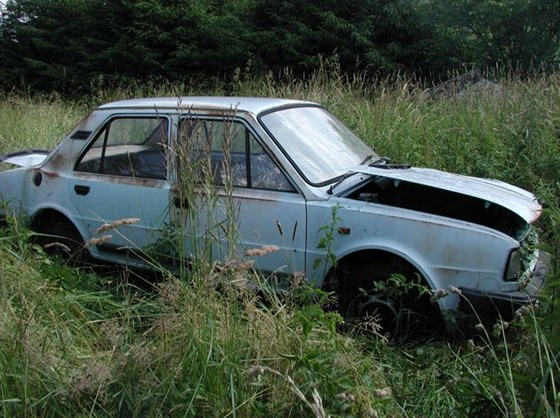 Stará Škoda 105 S, kterou kvůli nezájmu musely úřady zlikvidovat.