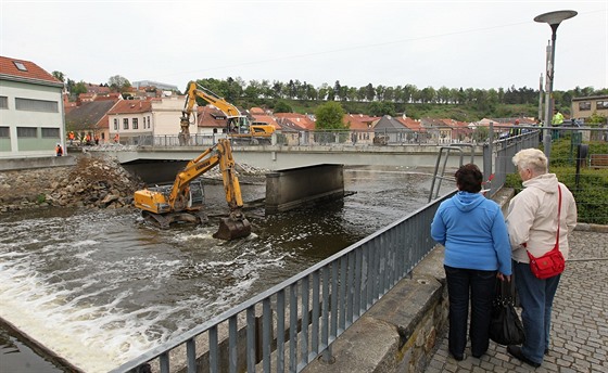 Podkláterský most v Tebíi elí neekaným komplikacím. 