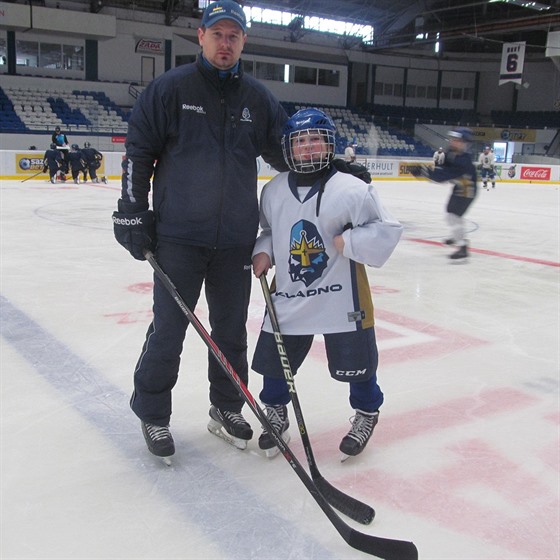Devítiletý autista Jakub trénuje hokej v Kladně spolu s ostatními kluky.