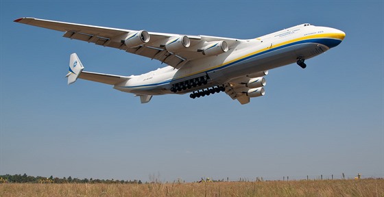 Antonov An-225 landing