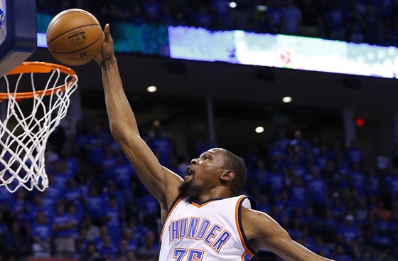 Kevin Durant  z Oklahoma City Thunder zakonuje.