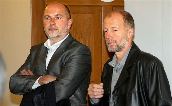 Advokát Robert Kaše (vlevo) se svým klientem u soudu.