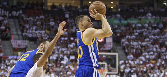 Stephen Curry z Golden State stílí na ko Portlandu.