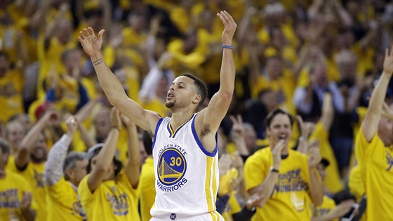 Hvzdný Stephen Curry pomohl basketbalistm Golden State 29 body k rozhodující...