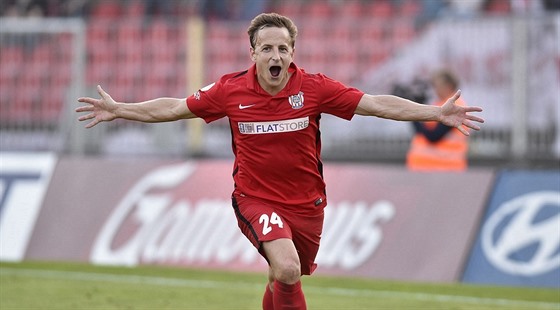 Alois Hyka z Brna se raduje z gólu.