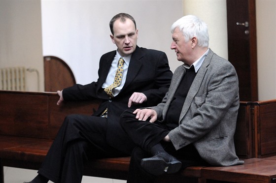 Viktor Hladík (vlevo) na chodbě okresního soudu ve Frýdku-Místku se svým...