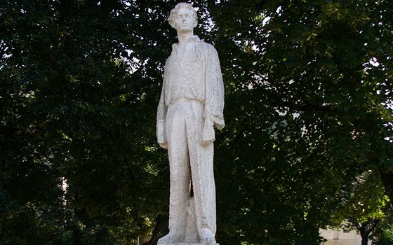 Osobnost básníka Jiího Wolkera je s jeho rodným Prostjovem spjata, pipomíná ho zde mimo jiné socha na námstí Edmunda Husserla.