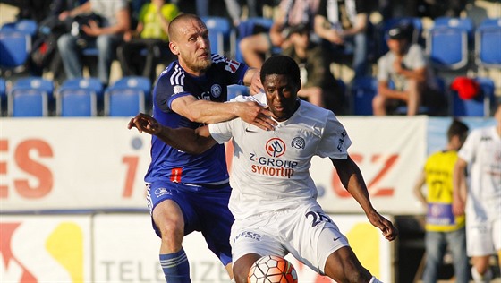 Olomoucký fotbalista Martin indelá (vlevo) nahání Francise Koného ze Slovácka.