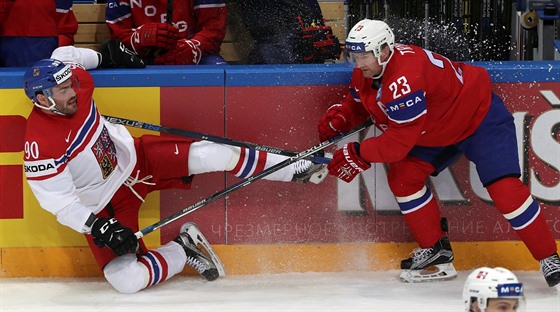 Norský hokejista Mats Trygg (vpravo) bojuje s českým hráčem Robertem Kousalem.