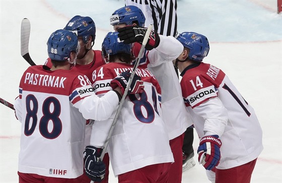 Čeští hokejisté se radují z gólu proti Kazachstánu.