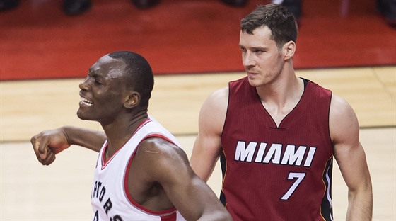 Bismack Biyombo (vlevo) z Toronta se raduje, Goran Dragi z Miami jeho pocity...