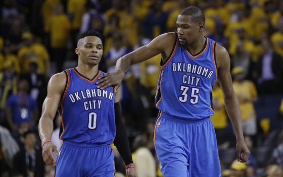 Russell Westbrook (vlevo) a Kevin Durant z Oklahoma City bhem finále Západní...