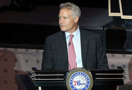 Philadelphii zastupoval v draftové loterii NBA trenér Brett Brown.