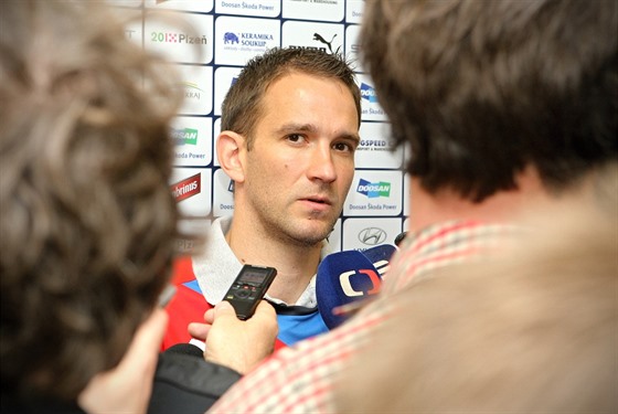 Marek Bako hovoí s novinái po svém návratu do Plzn.