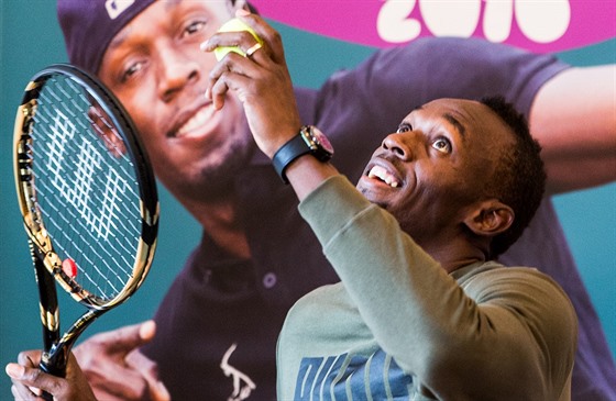 Usain Bolt si na tiskov konferenci v Praze hraje na tenistu.