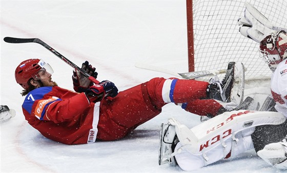 Ruský hokejista Ivan Telegin (vlevo) v utkání se výcarskem
