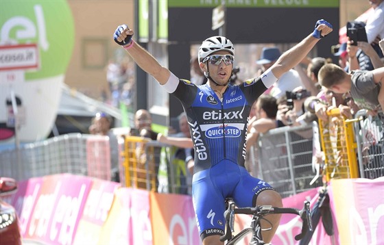 Gianluca Brambilla triumfáln dojídí do cíle 8. etapy Gira.