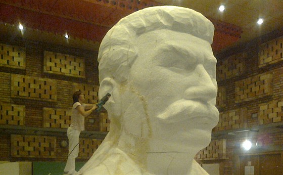 Příprava makety Stalinova pomníku pro snímek Monstrum
