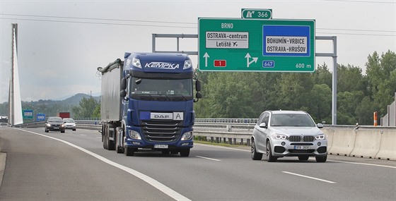 Řidiči projíždějí zvlněným úsekem na dálnici, která spojuje Ostravu a Bohumín....