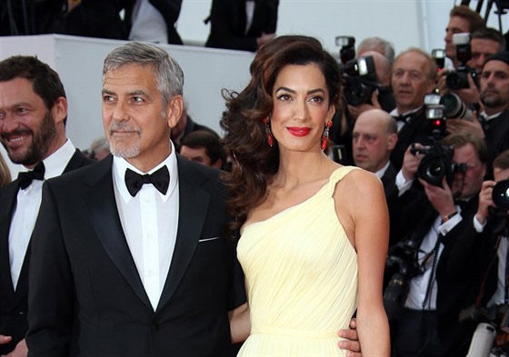 George Clooney a jeho manelka Amal (Cannes, 12. kvtna 2016)