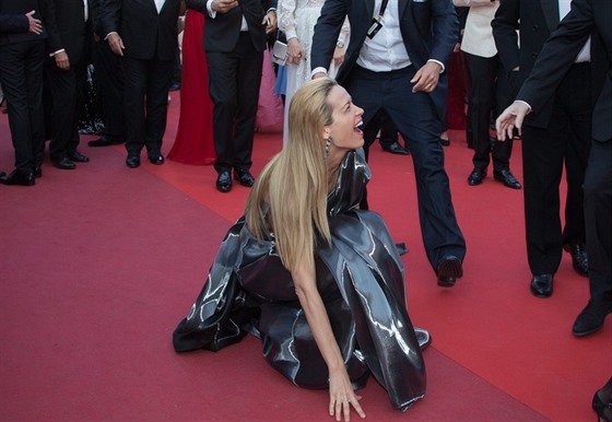 Petra Němcová upadla na červeném koberci v Cannes.