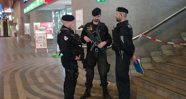 Anonym hrozil bombou i na praském hlavním nádraí (10. kvtna 2016).