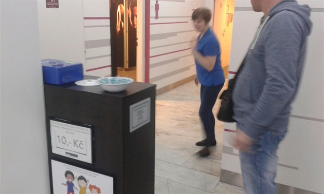 Výběrčí pult u toalet v obchodním centru Anděl.