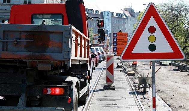 Na brnnské ulici Poíí se opravuje silnice, v dopravních pikách se tak...