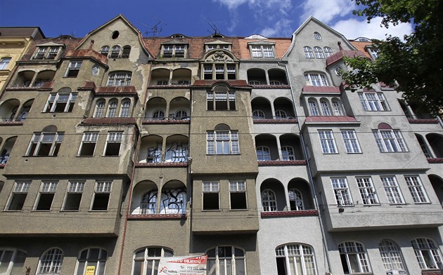 Zatímco pravá �ást secesního dvojdomu v Kotlá�ské ulici je pe�liv� opravená, ta...