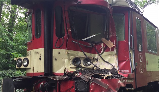 V Micích u Prahy se srazilo na pejezdu nákladní auto s vlakem (17.5.2016).