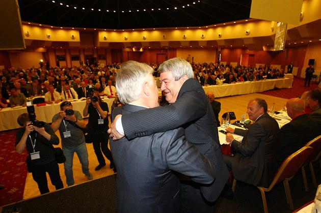 Vojt�ch Filip p�ijímá gratulace po vít�zství ve volb� p�edsedy KS�M (14. kv�tna...