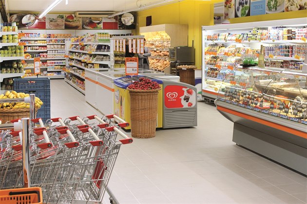 Interiér supermarketu s upraveným dispozičním řešením.