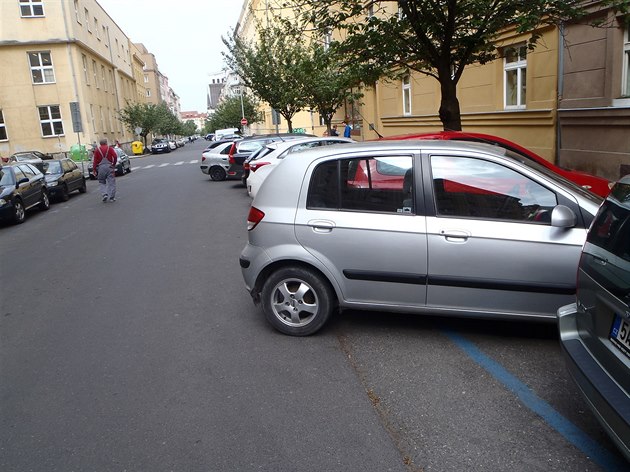 Auta parkující v Přemyslovské ulici