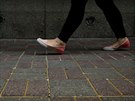 Chodník v Hong Kongu zalepený lepidlem. (16. kvtna 2016)
