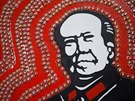 Obraz diktátora Mao Ce-tunga lemovaný odznaky s jeho profilem v muzeu v...