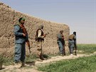 Afghántí policisté v boji s Talibanem v okresu Nahri Sarád na východ...