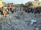 Následky náletu ve mst Binni v syrské provincii Idlíb (10. kvtna 2016)