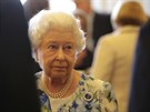 Britská královna Albta II. hovoí s premiérem Davidem Cameronem na recepci ke...