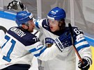 Branku slaví fintí hokejisté Leo Komarov a Mikael Granlund.