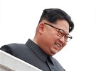Severokorejský vdce Kim-ong un pihlíí oslavnému prvodu v Pchjongjangu...