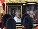 Britská panovnice Albta II. pijídí do parlamentu, aby pednesla tradiní...