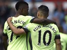 ÚTONÁ SÍLA. Fotbalisté Manchesteru City Kelechi Iheanacho a Sergio Agüero po...