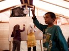 V improvizovaném uprchlickém táboe vznikla také stanová kola pro dtské...