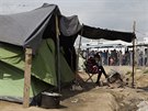 Aktuáln ije v táboe v Idomeni deset a dvanáct tisíc uprchlík.