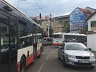 N�kladn� v�z strhl trolejov� veden� pod viaduktem v ulici Jarom�rova v...