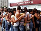Venezuelané ekající ped lékárnou na koupi toaletního papíru (17. kvten 2016)