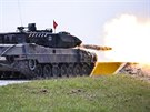 Leopard pálí bhem tankového závodu v Bavorsku